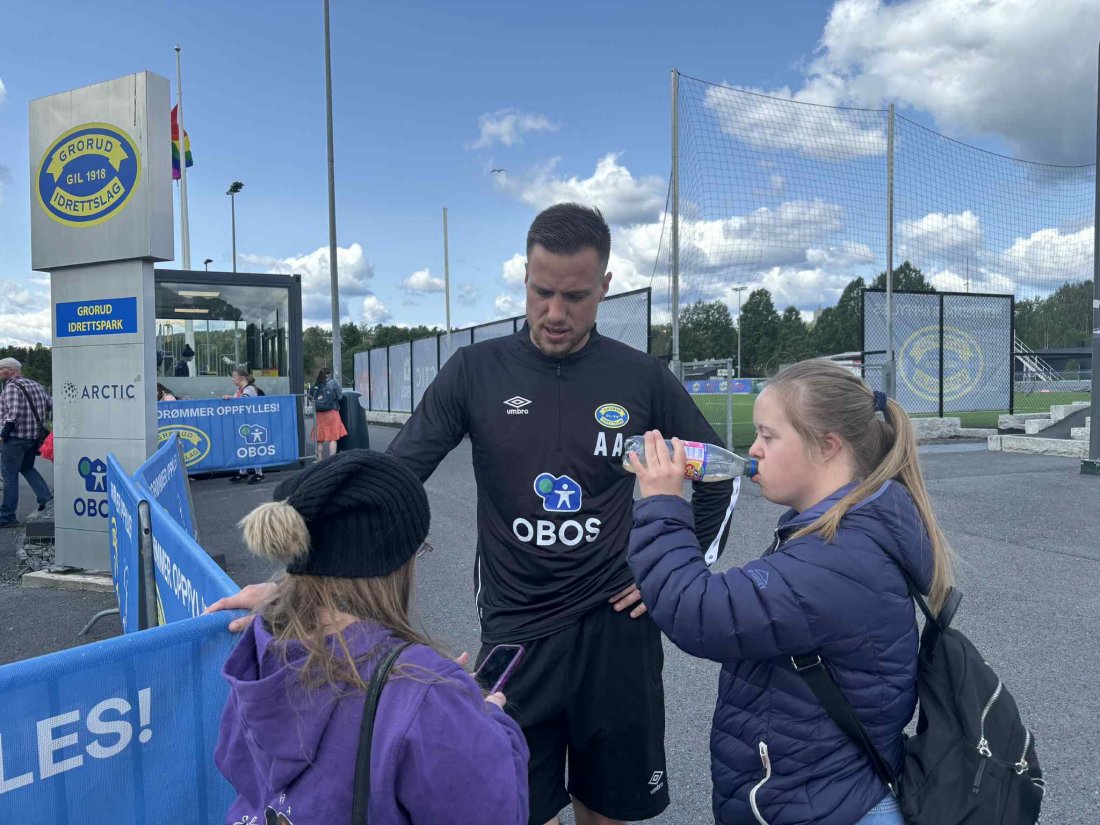 Alrek i samtale med to av arbeidstakerne på Fossheim