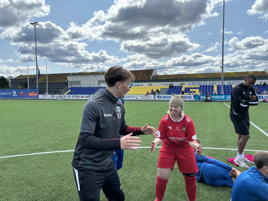 Noah lærer bort noen triks til Fossheims keeper