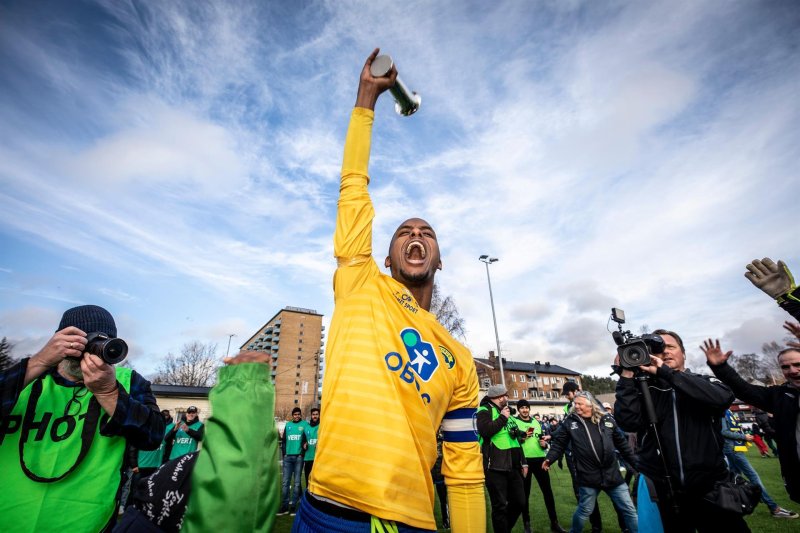 Faysal løfter pokalen!