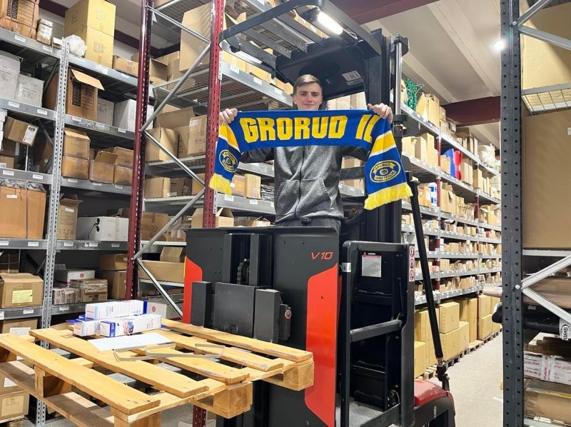 Sebastian på jobb på lageret hos PGM.