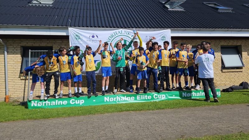 B14A mottar sølvmedaljer og pokal