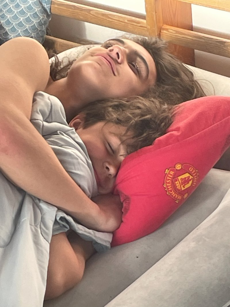 Gutta er glade i hverandre