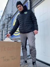 Jon Ole legger nok en tegning i innsamlingesken