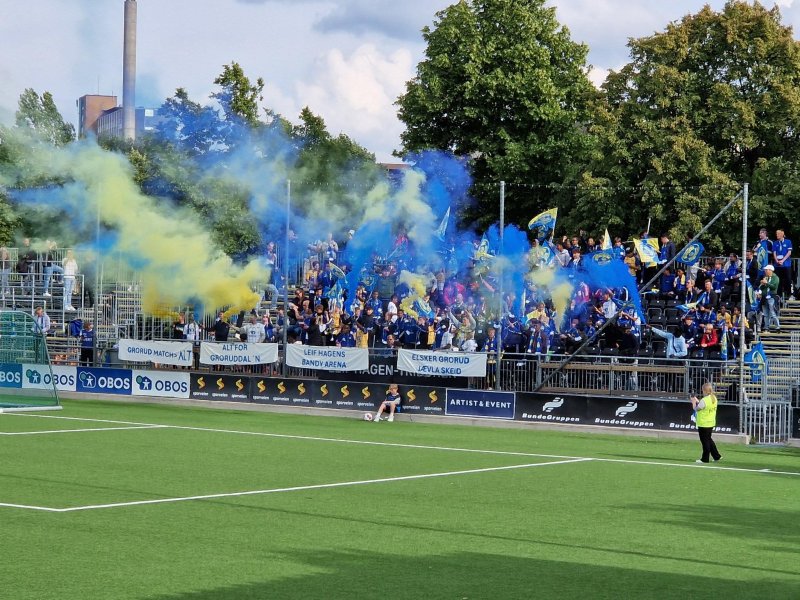 Ved innmarsj før Skeid - Grorud 14. juni 2024